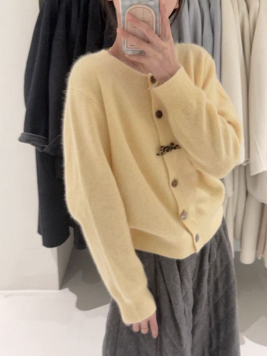 韩系新款密熊设计感纽圆领针织衫女软糯洋气温柔风毛衣开衫 9648