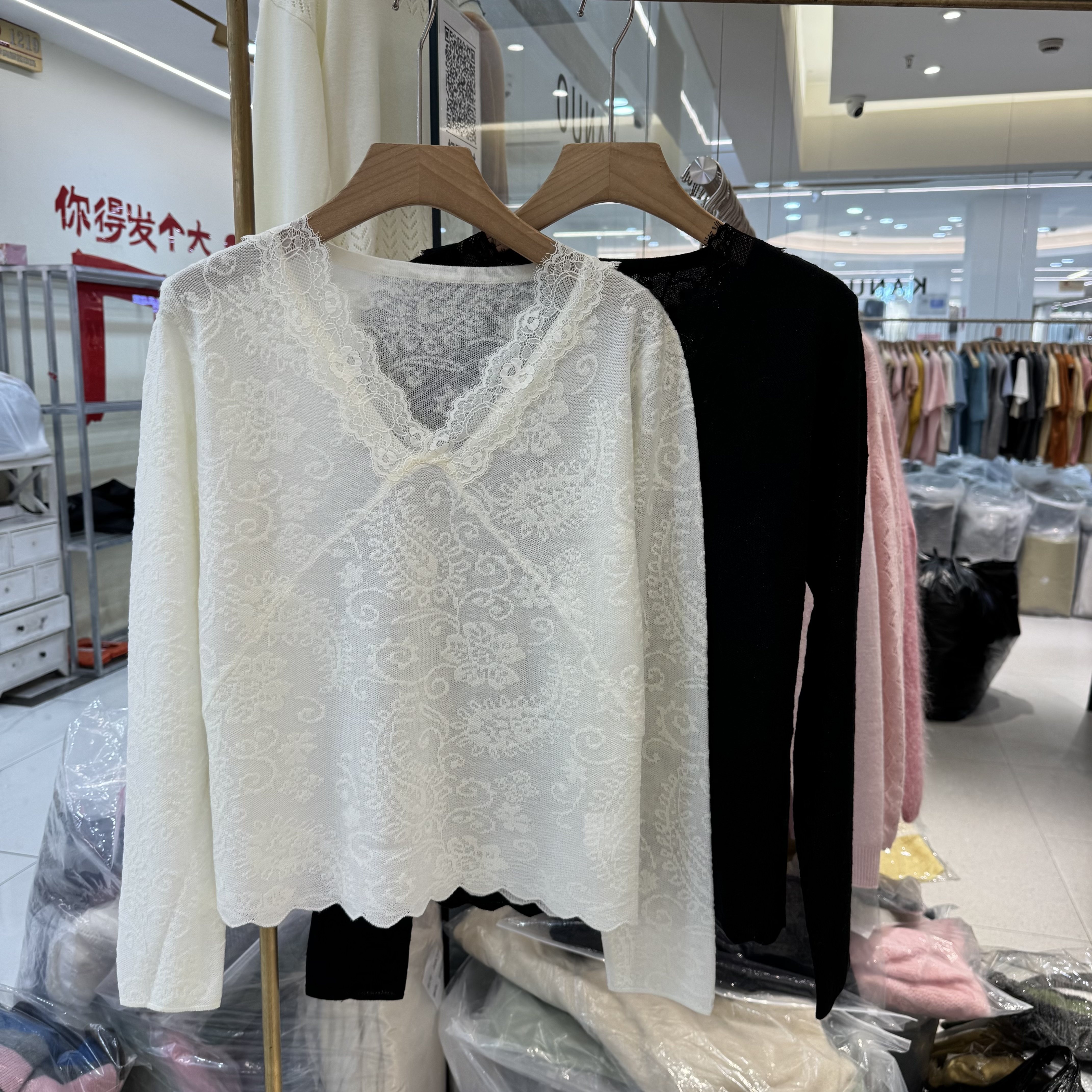 法式水溶羊毛蕾丝打底衫女V领花边修身显瘦高级感长袖内搭上衣