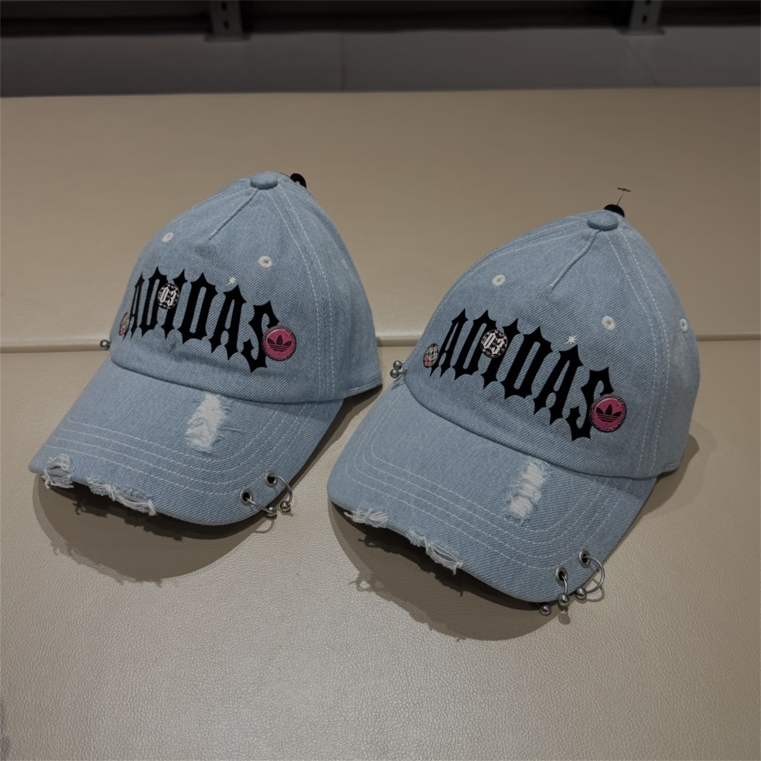 Adidas三叶草 男女运动休闲潮流情人节刺绣棒球帽鸭舌帽子 KW1276