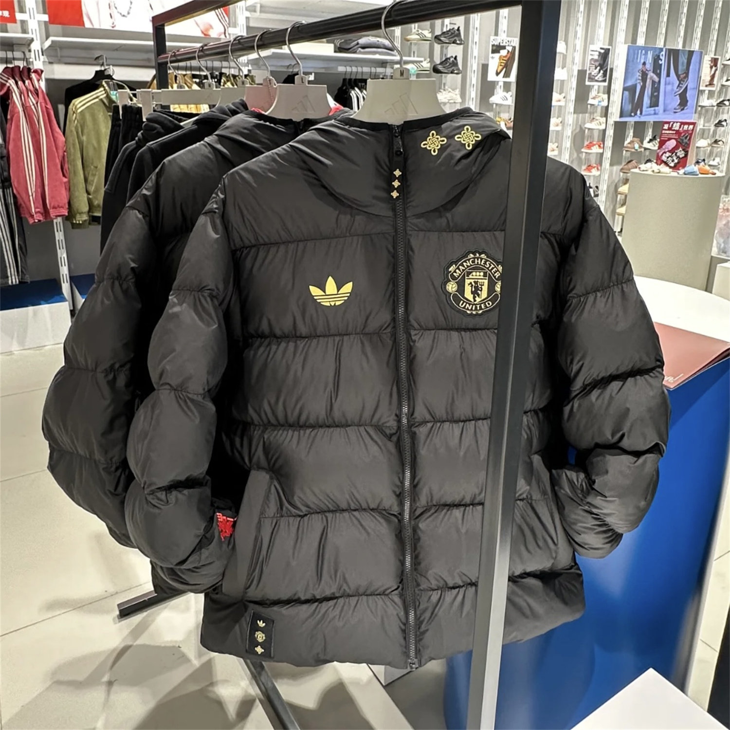 Adidas三叶草 曼联中国年限定运动休闲足球连帽棉服外套 JM5567