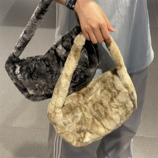 Adidas三叶草 女子休闲潮流仿皮草毛绒拎包背包 JY2568 JY2569