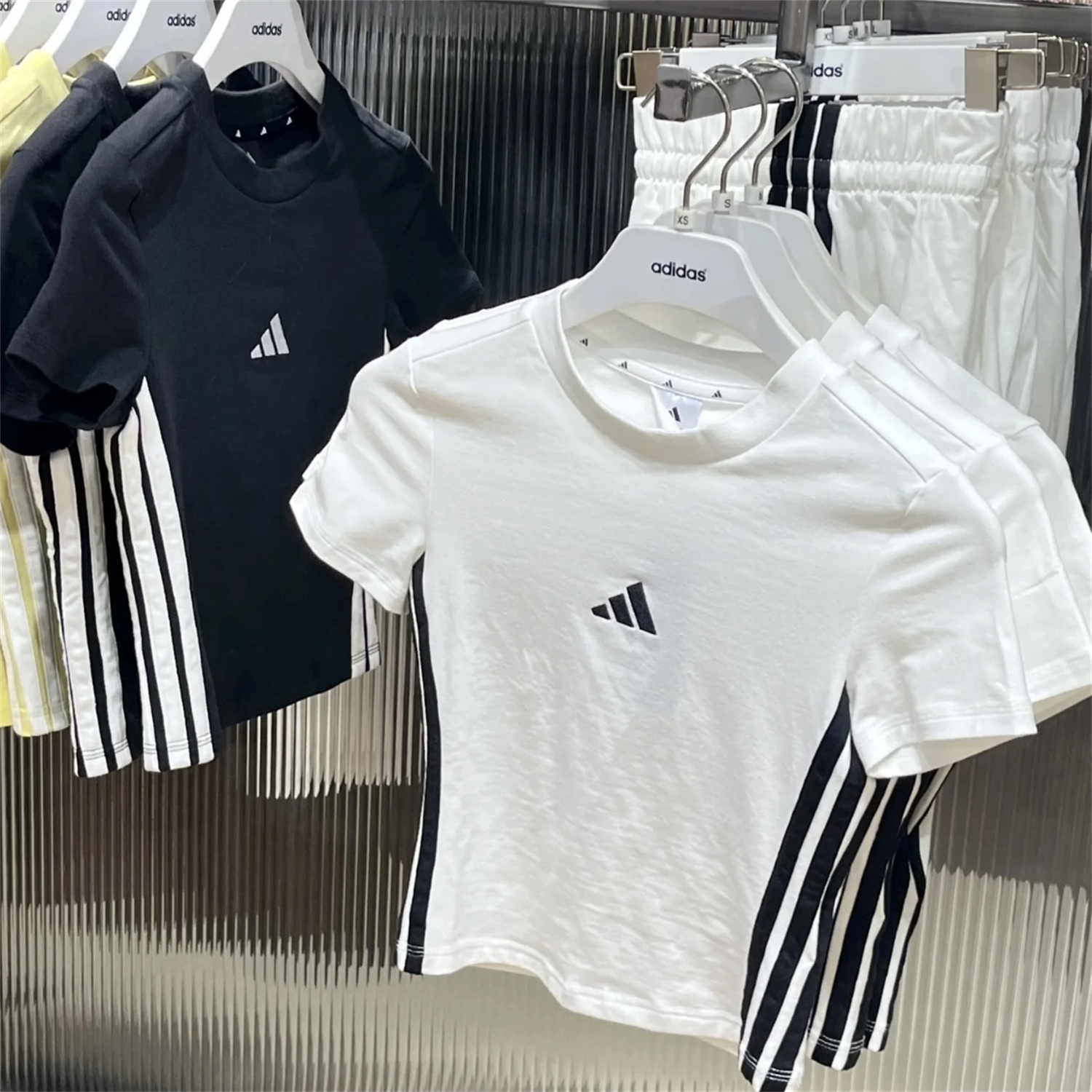 阿迪达斯 女子运动休闲潮流短款短袖T恤 JY8570 JY8571 JE1246