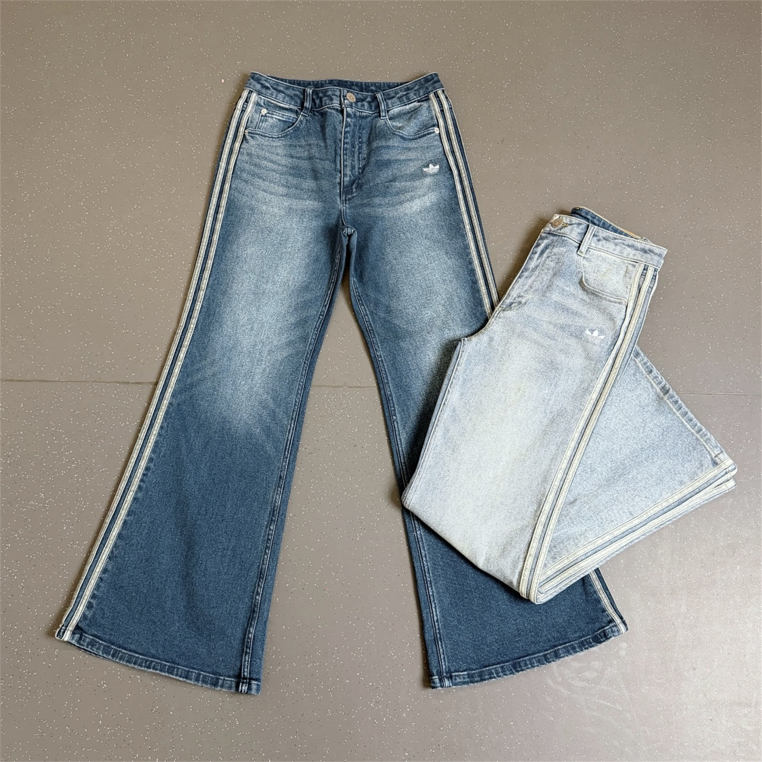 Adidas三叶草 女子运动休闲潮流微喇叭牛仔长裤 KT3173 KT3174