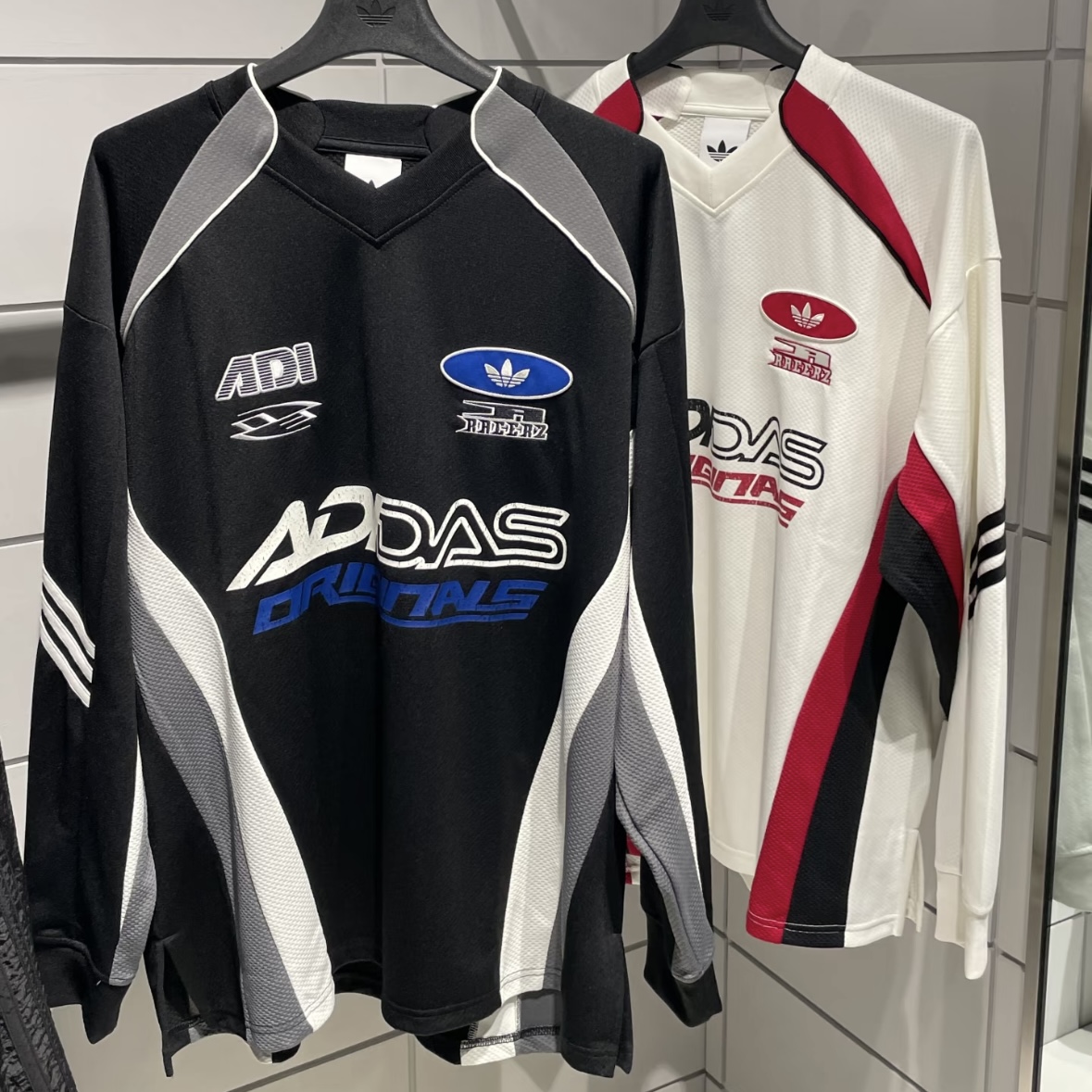 Adidas三叶草 男女运动休闲潮流赛车风刺绣长袖T恤 KF5155 KF5156