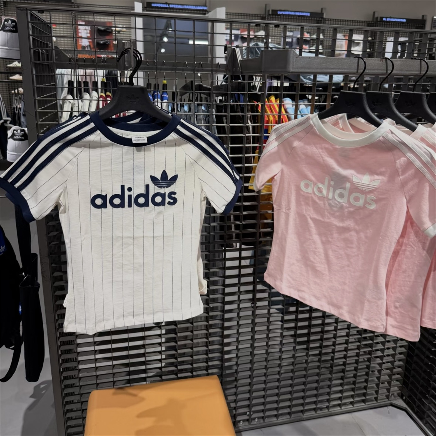 Adidas三叶草 女子运动休闲潮流郑浩妍修身短袖T恤 JC7705 KS9293 - 实物图