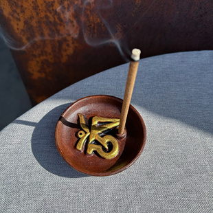 尼泊尔手工彩绘OM嗡字真言红陶藏香盘柱香插 5mm 双口径香座摆件