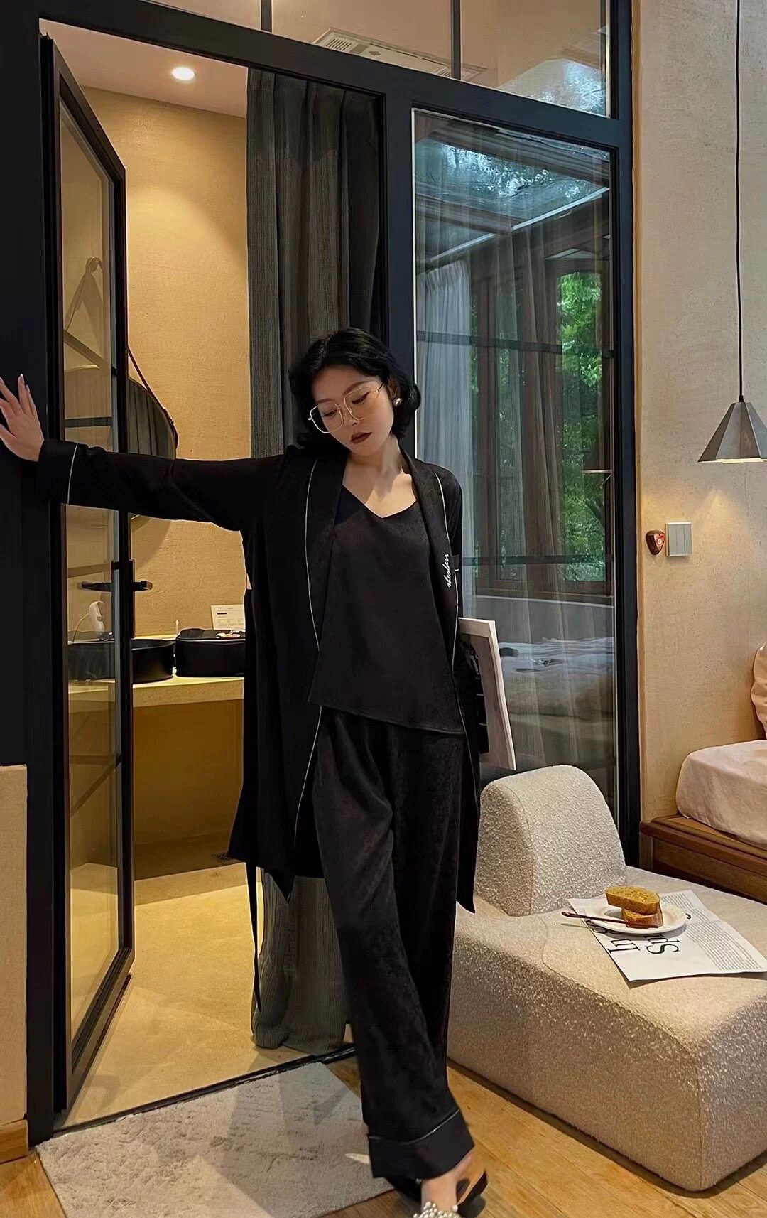 奢拉2026 奢华黑色冰丝睡衣女性感吊带浴袍高级感三件套装家居服