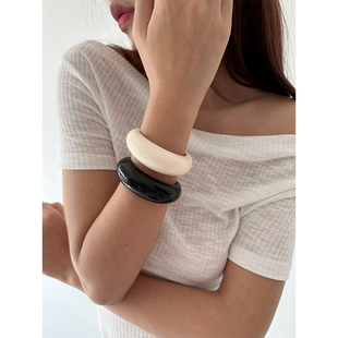 atmshop复古时髦博主同款黑白树脂叠戴手镯高级百搭简约开口手环