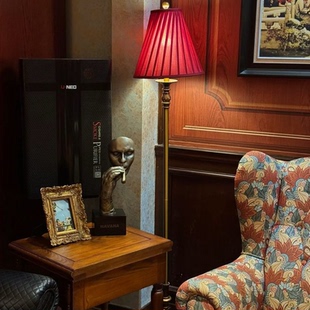 美式 角落更有温馨感 复古氛围落地灯酒红色树脂古典怀旧让你