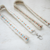 独家原创自制挂脖带子纯棉防过敏透气亲肤绣花手机公交卡通用配件