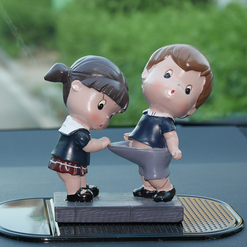 创意卡通汽车摆件车载可爱情侣校园公仔车内摆饰装饰饰品两小无猜