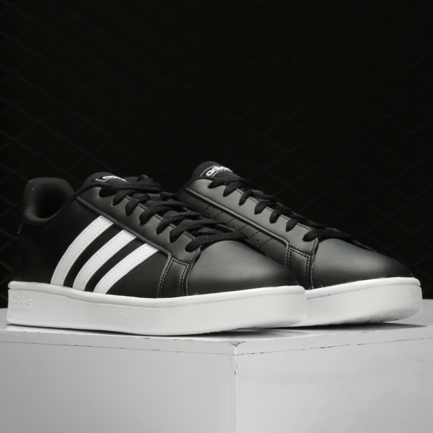 阿迪达斯男女运动休闲板鞋