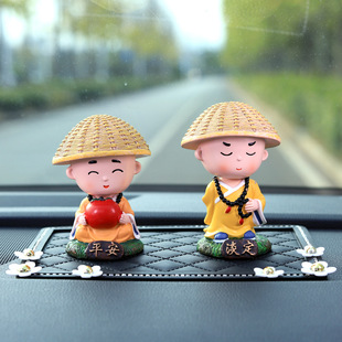 一路平安摇头淡定小和尚车载摆件汽车副驾驶装饰品中控台摆件