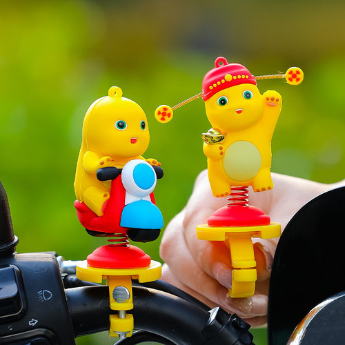2025新款正版奶龙电动车摆件摇摇乐卡通公仔夏季骑行自行车装饰品