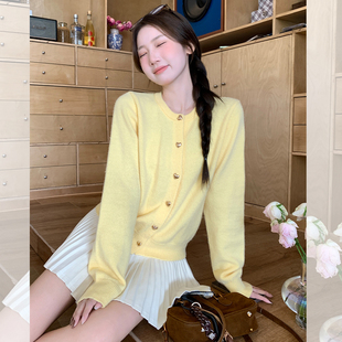 少女小鸡黄毛衣外套秋奶黄色针织开衫小个子别致爱心纽扣短款外搭