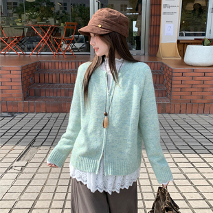 清爽薄荷绿毛衣外套韩系温柔风软糯设计感别致显白淡绿色针织开衫