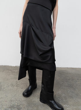 现货LOW CLASSIC韩国设计师品牌21秋冬黑色不规则仿丝质半身裙