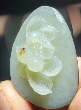 和田玉水草沁独籽荷花吊坠挂件20克