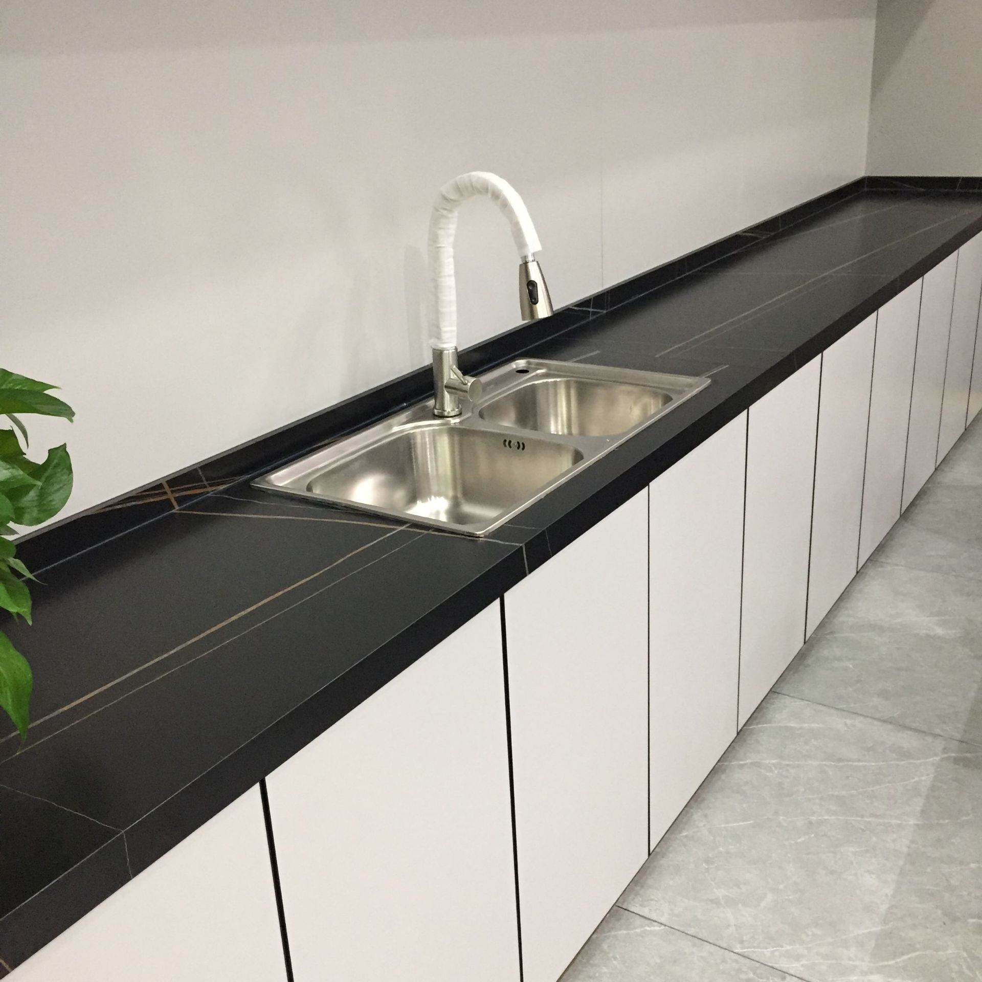 珠罗艺流行现代风15mm厚哑光耐脏橱柜灶台岩板台面大理石橱柜台面