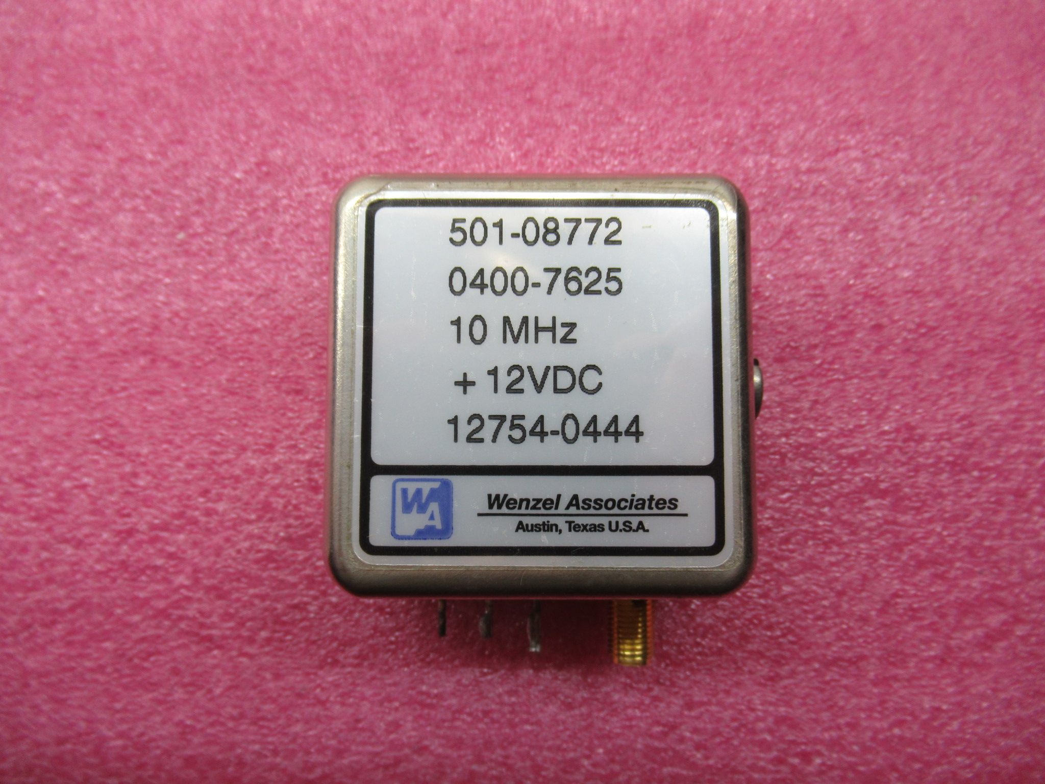 Wenzel Associates 501-08772 10MHz 12V电压 SMA母 射频振荡器 - 实物图