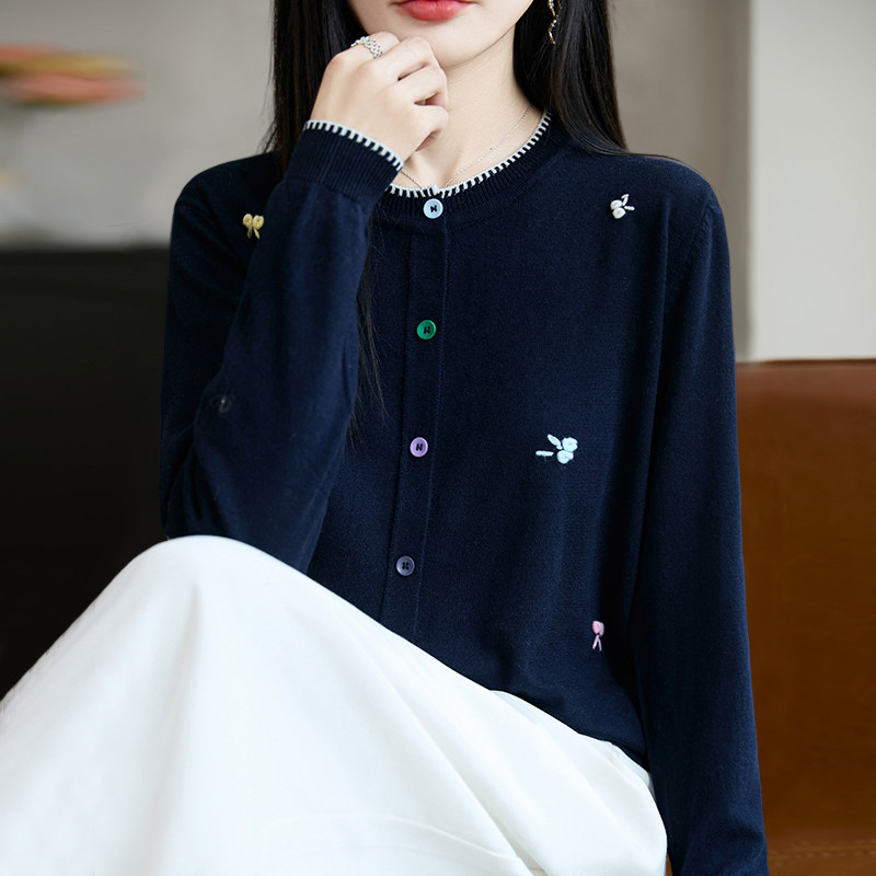 早秋彩扣刺绣针织开衫外套女新款春秋外搭洋气大码女装上衣