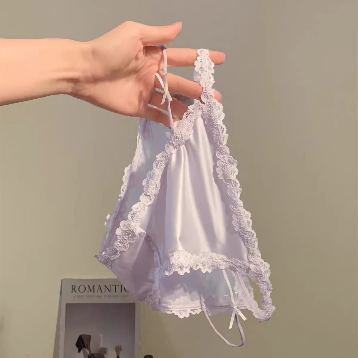 法式性感缎面蕾丝内裤少女生低腰纯欲2025新款透气高级勾人三角裤