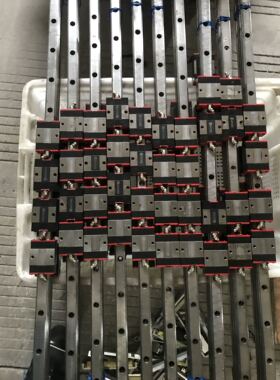 台湾2手导轨ABBA  BRS20B两孔滑块，轨道长880毫米一条配4个滑块