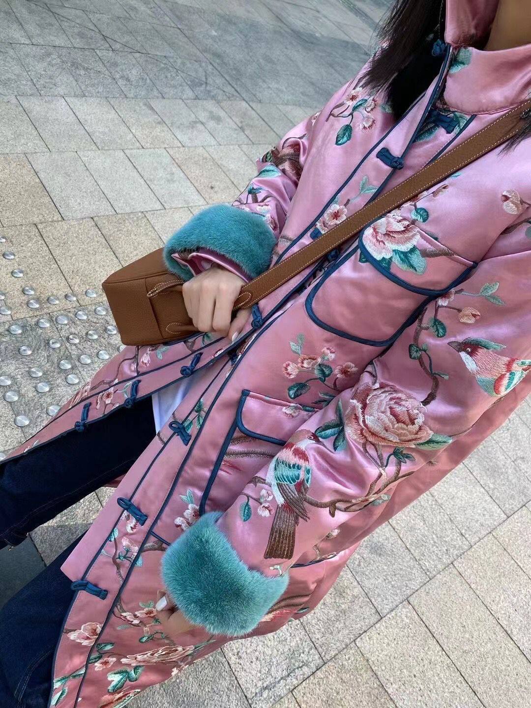 欧洲站2021冬新中国风盘扣嫩粉色绸缎刺绣可拆卸濑兔毛中长款棉服
