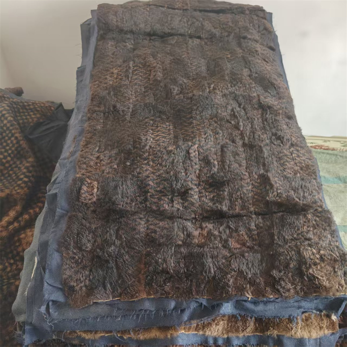 处理库存海狸皮剪绒拼接毯子皮毛一体褥子猫窝狗窝瑕疵款保暖隔潮 - 实物图