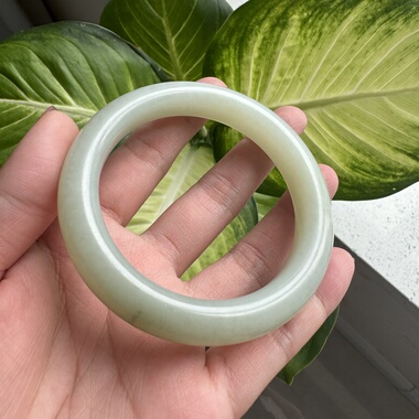 新疆和田玉且末高青白带翠泥鳅背手镯57圈宽12.5厚10带证书