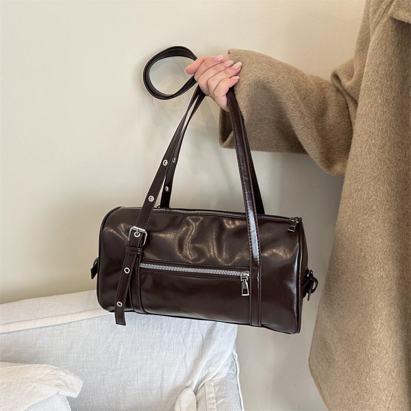 复古机车风新款通勤包单肩枕头包