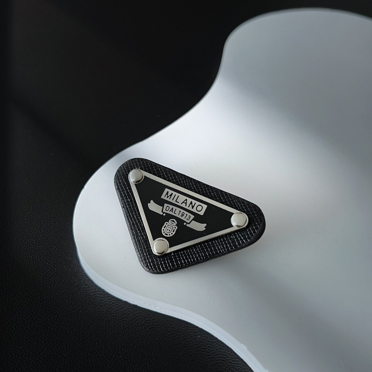 时尚女帽徽ins潮流倒三角金属标胸针学院风徽章个性新款西装胸针