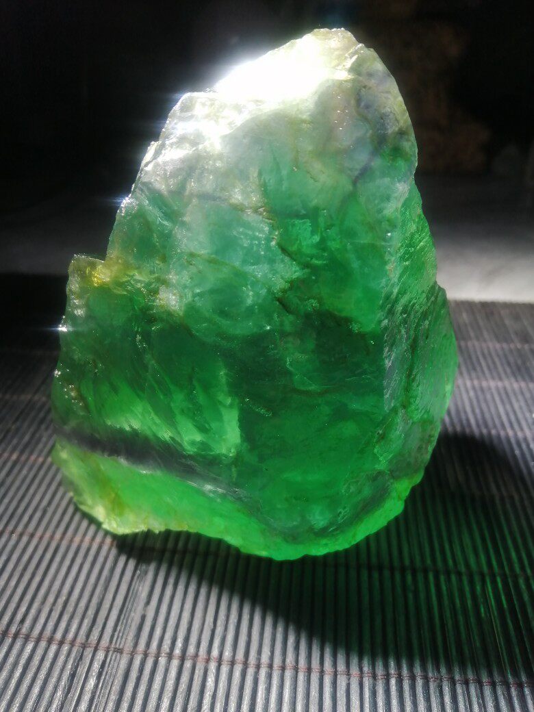 天然绿宝石级萤石原石