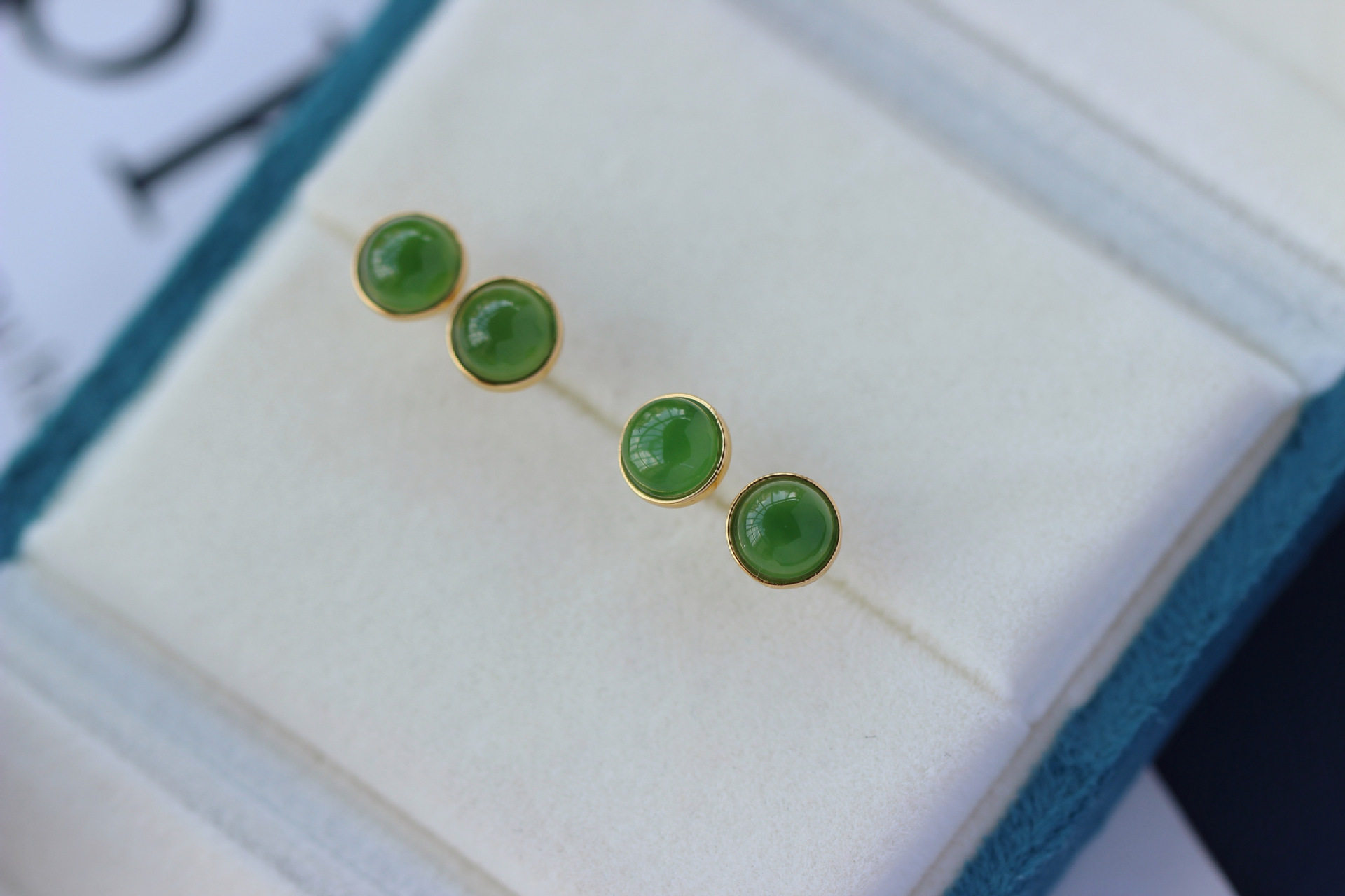 天然和田玉碧玉经典圆形耳钉高级养耳洞S925银耳针满阳绿耳饰6mm