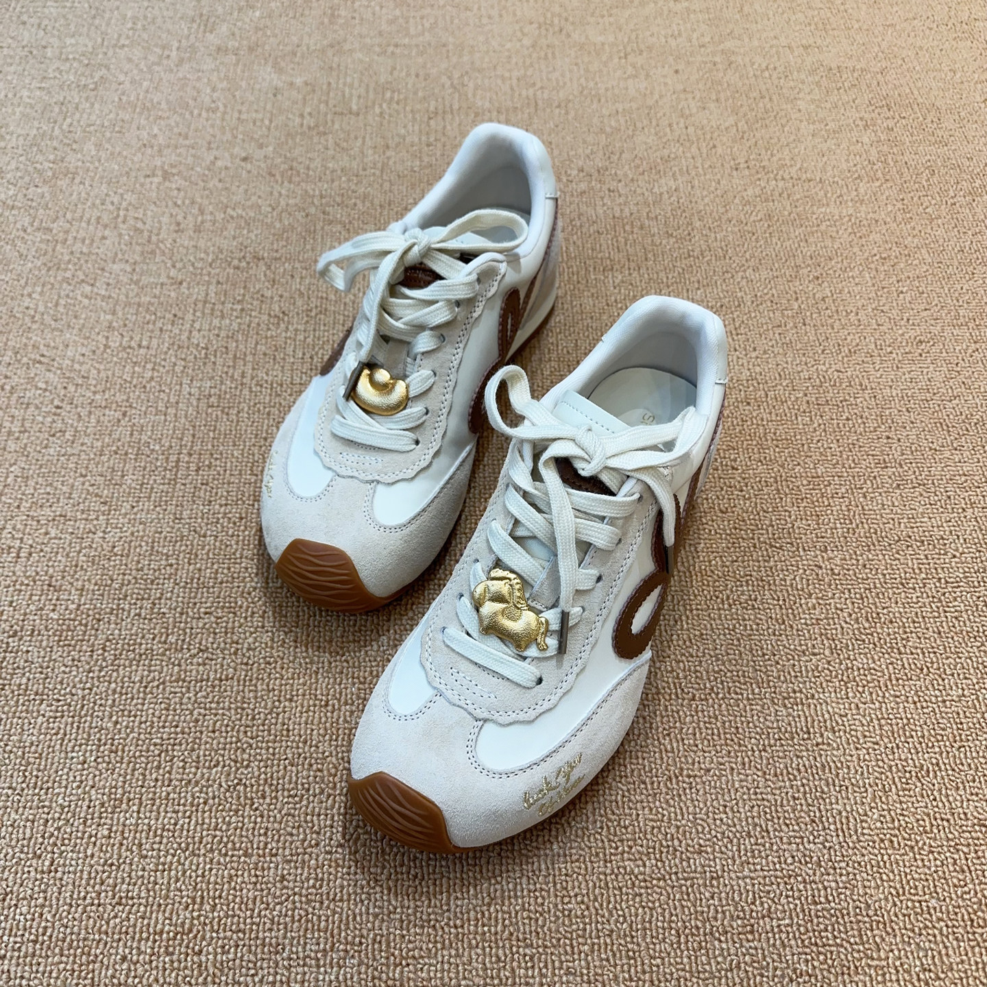 平底内增高德训鞋女2026春季新款刺绣发财字母轻便休闲鞋女运动鞋