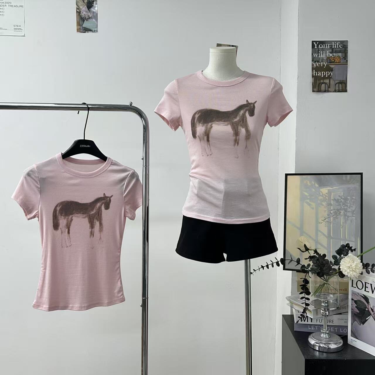 孔一粒 薄软粉色小马印花短袖T恤女夏季新款修身显瘦短款正肩上衣
