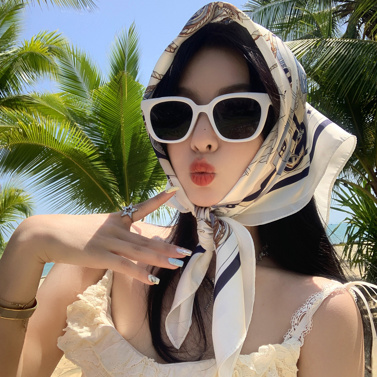 法式海边度假防晒小方巾辣妹穿搭图片