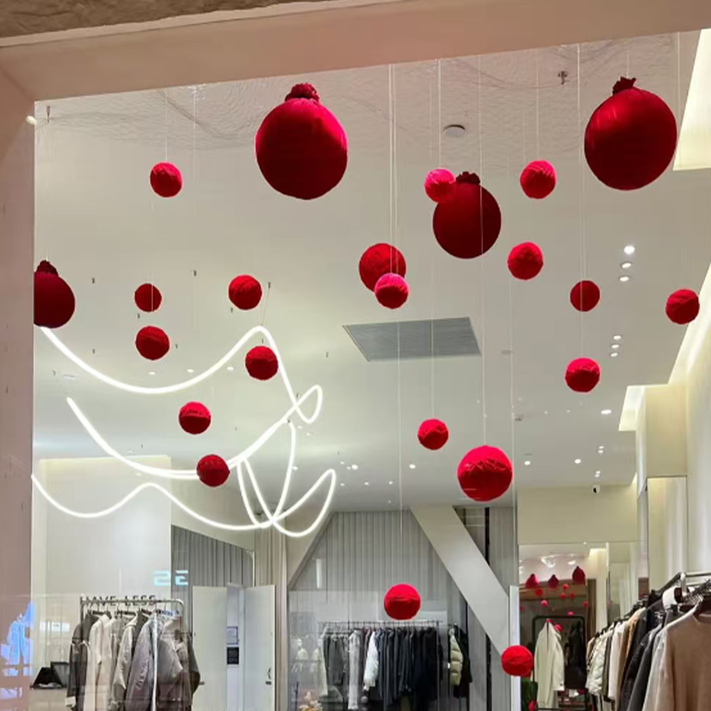 店铺橱窗红丝绒球氛围感装饰道具