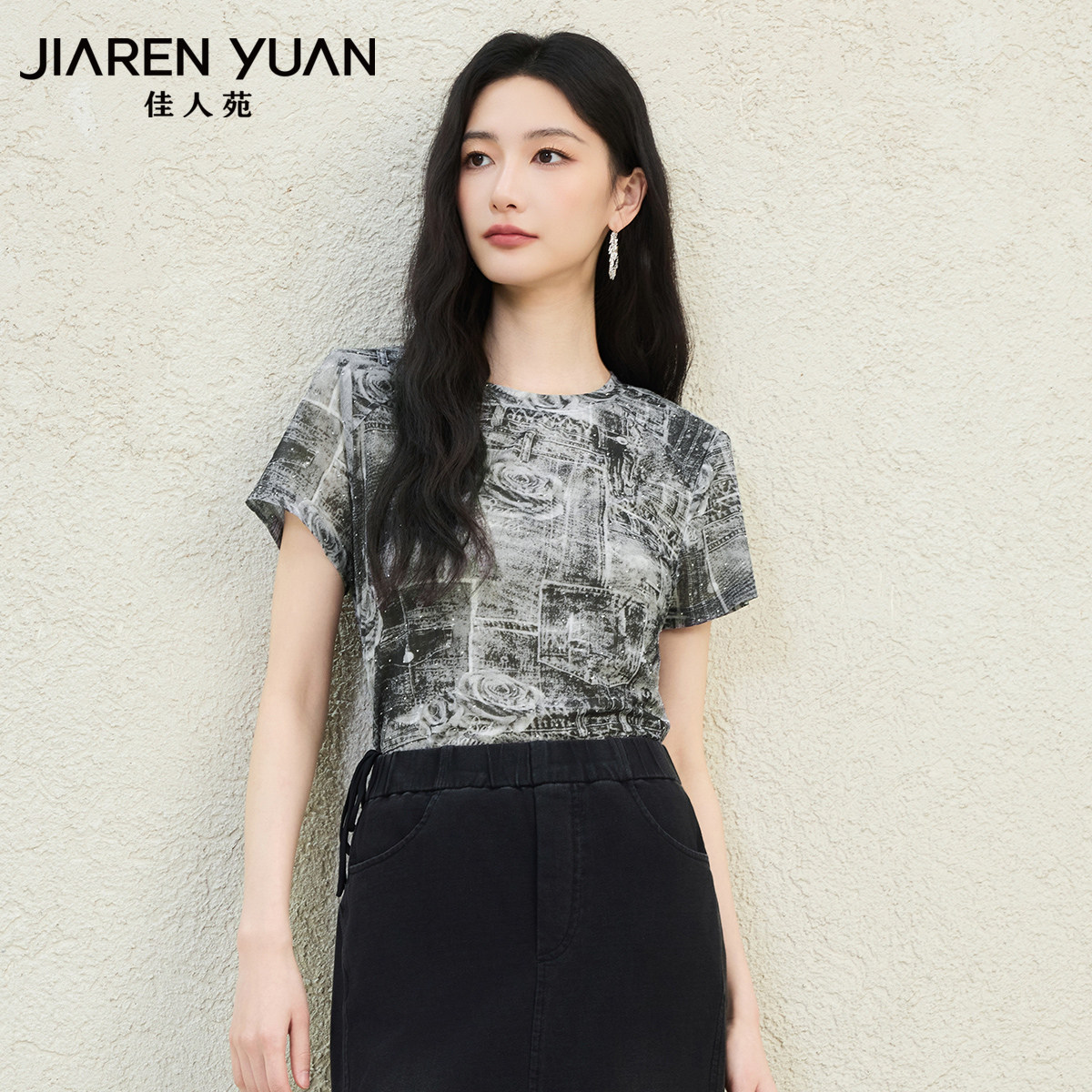 佳人苑T恤女2026年夏季新款圆领不对称设计烫钻装饰垫肩上衣时尚