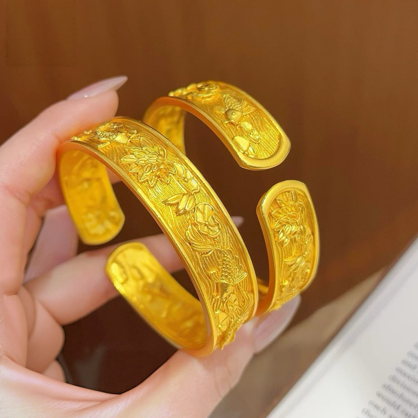 宽版荷花锦鲤沙金手镯仿真黄金实心轮胎复古花朵新中式国风镯子