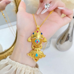 珐琅彩金鱼沙金吊坠锦鲤仿真黄金项链女金店同款女轻奢锁骨毛衣链