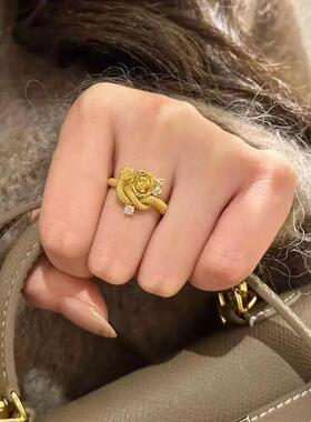玫瑰与蛇沙金戒指黄金色灵蛇缠绕花朵指环女复古蛇年本命年食指戒