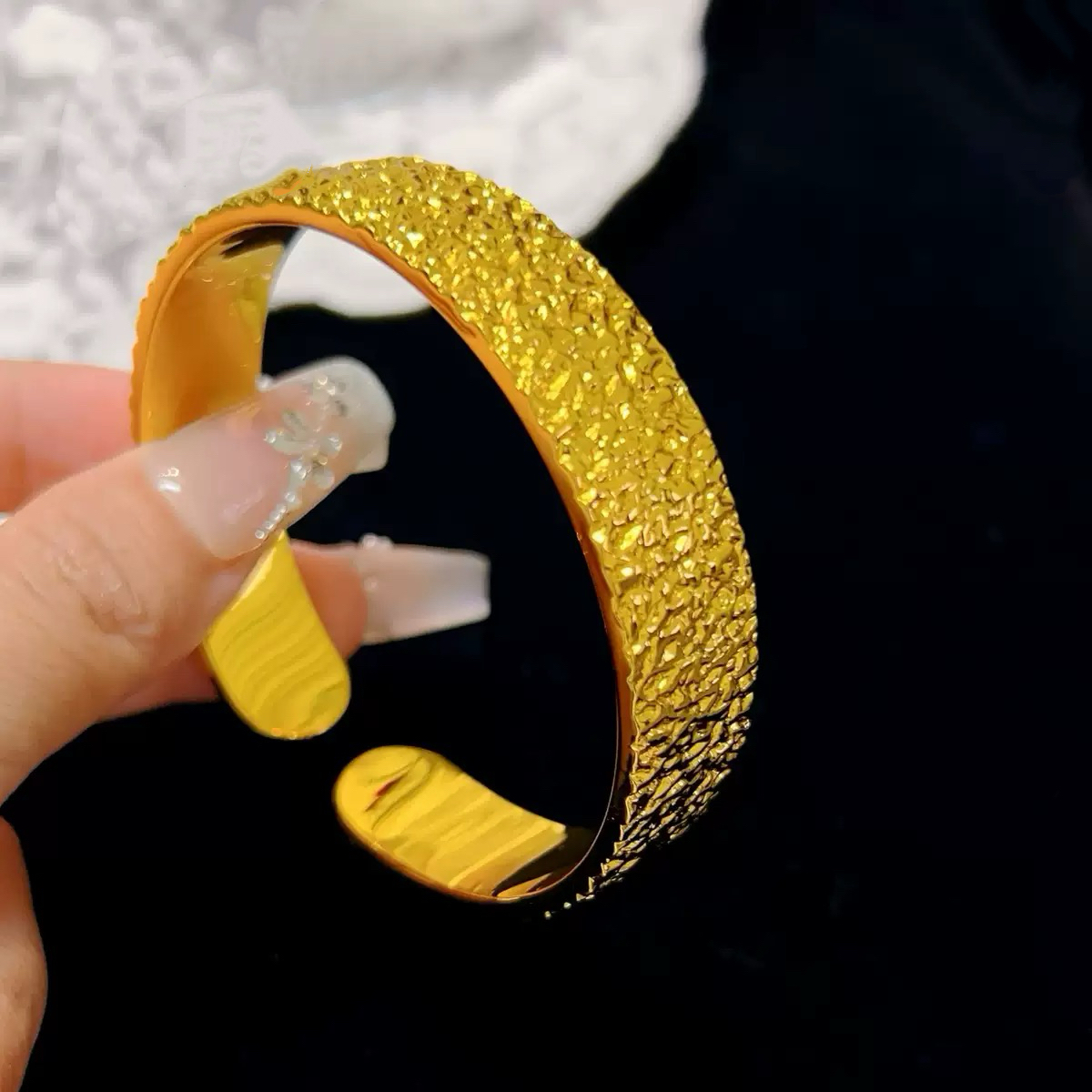 宽版碎冰冰沙金手镯仿真黄金色金店同款女大克重开口宽面久不掉色