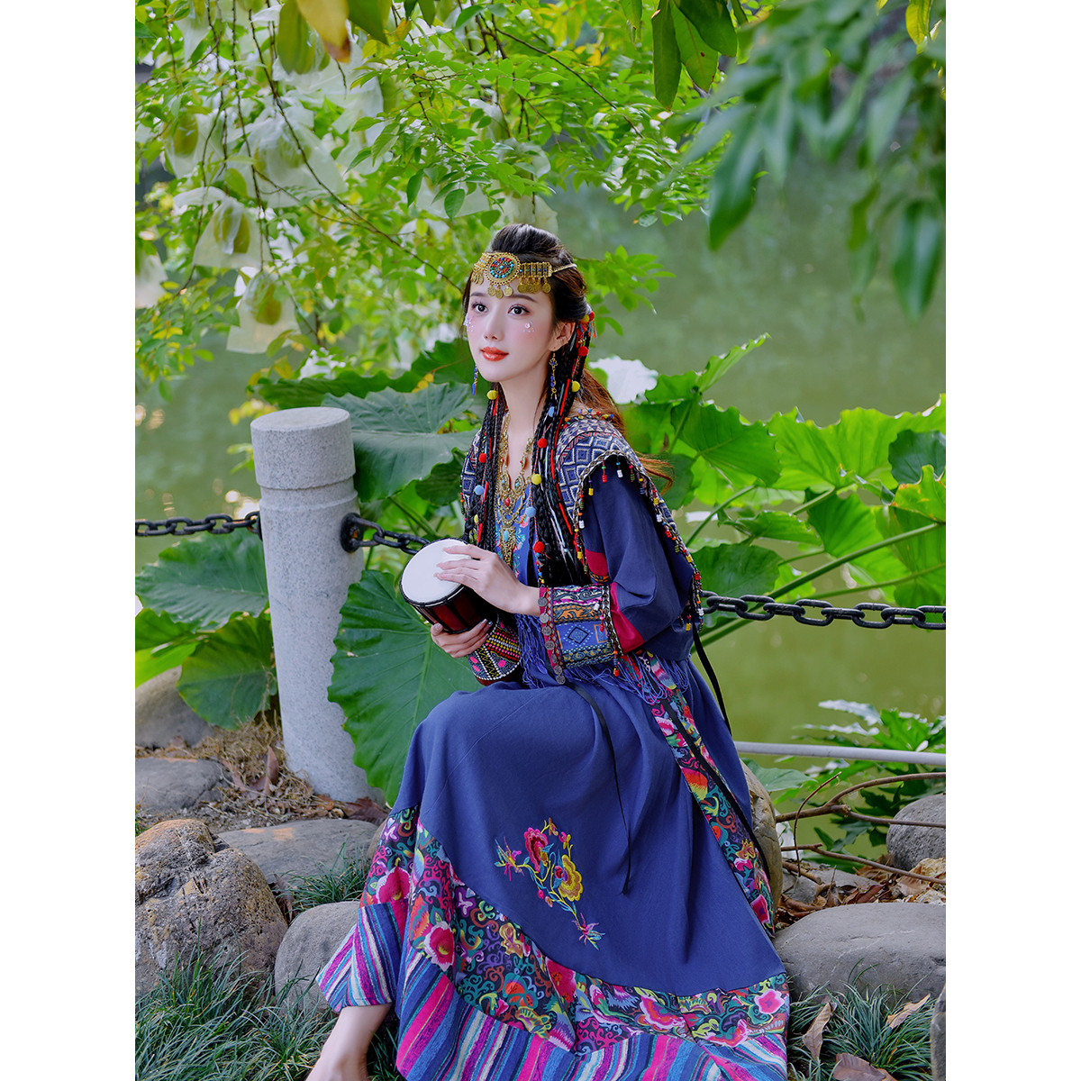 大理丽江苗族古风民族风服饰旅拍重工刺绣苗疆异域写真女装套装裙图片