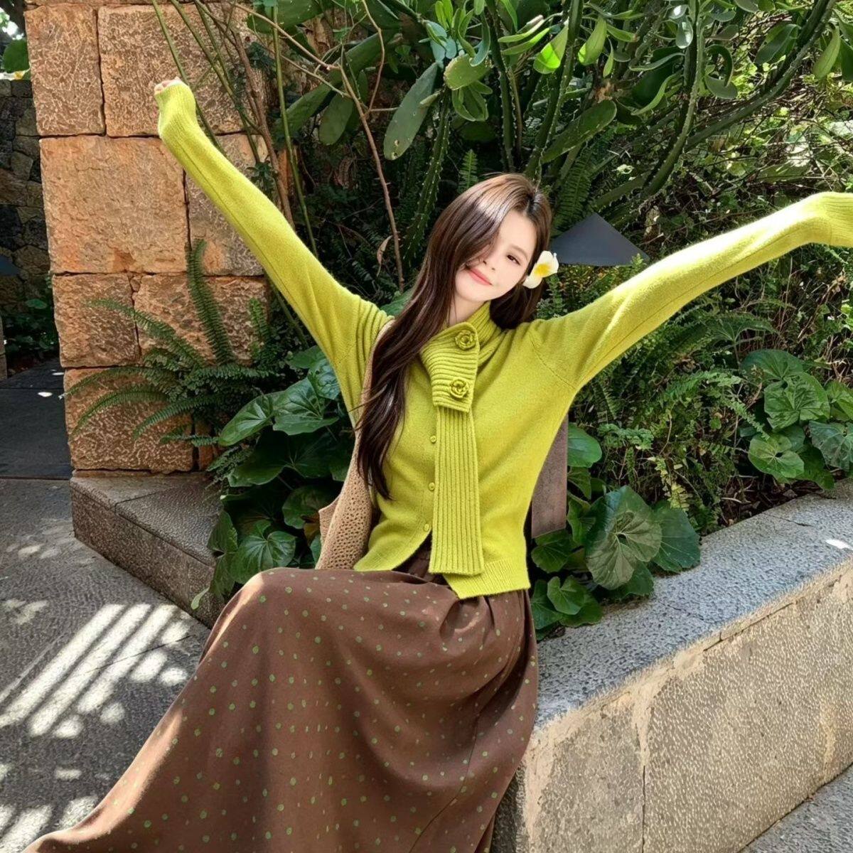 依朵拉黄色针织开衫套装女秋季复古波点蓝波点大摆半身长裙