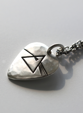 平克月之暗面足银手打拨片项链