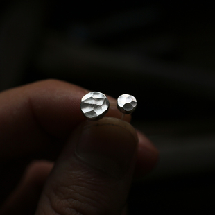 锤纹肌理 冷淡中性养耳免摘纯银耳骨钉 99足银手打日常百搭小耳钉