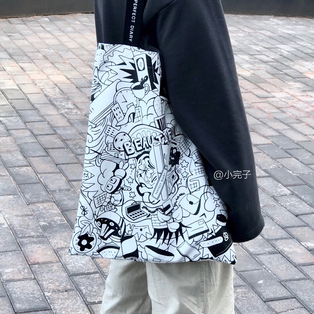 完美日记涂鸦帆布包PVC防水单肩大包周年化妆包旅行洗漱便携收纳