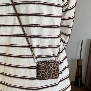 OPPOn3荣耀Vflip 5挂绳款 秋冬美拉德豹纹适用华为PuraX手机壳小米mixflip2护轴皮质保护套pocket三星ZFLIP7