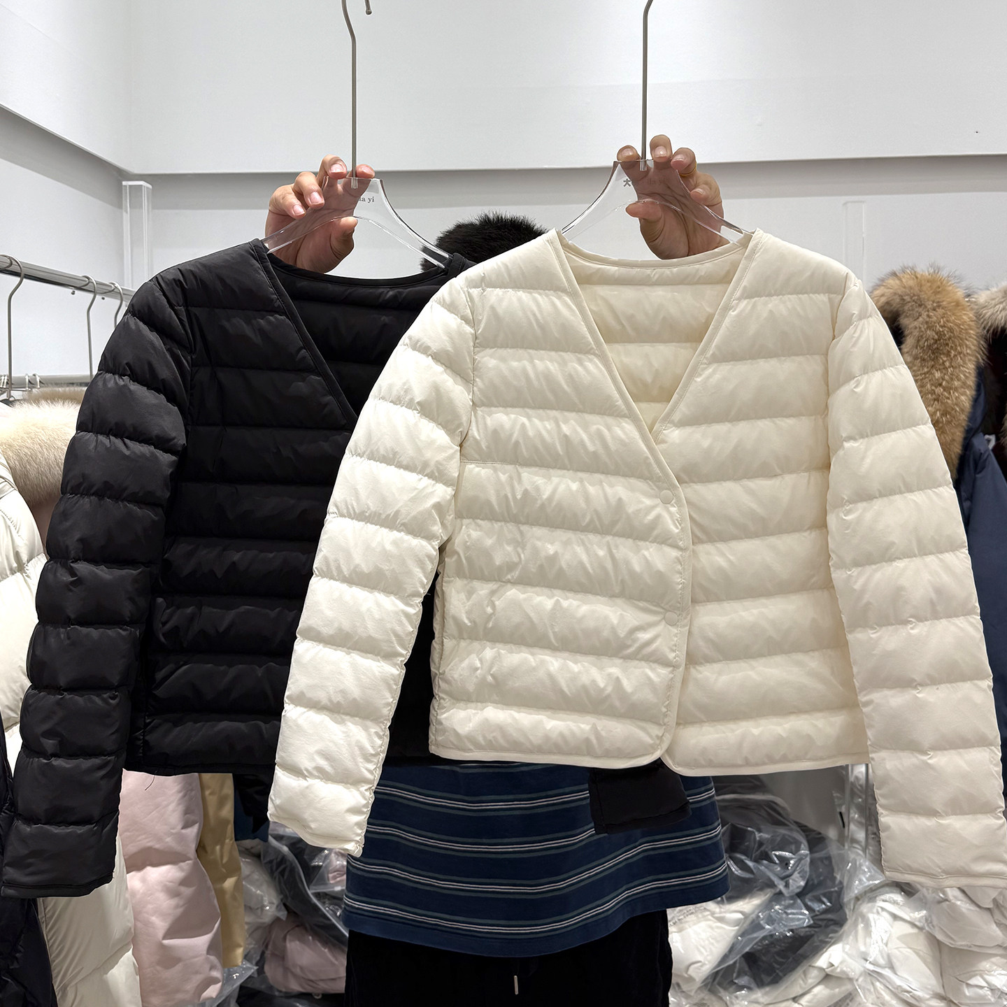 90白鹅绒女V领轻薄款内胆羽绒服